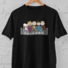 Kaos Unisex Snoopy & Geng Peanuts Duduk di Sofa ala FRIENDS | Desain Kartun Lucu Nostalgia | T-Shirt Couple Bestie Pop Culture | Kaos Persahabatan Snoopy Charlie Brown | Baju Gambar Unik Vintage Kekinian - Gambar 2