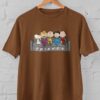 Kaos Unisex Snoopy & Geng Peanuts Duduk di Sofa ala FRIENDS | Desain Kartun Lucu Nostalgia | T-Shirt Couple Bestie Pop Culture | Kaos Persahabatan Snoopy Charlie Brown | Baju Gambar Unik Vintage Kekinian - Gambar 6