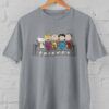 Kaos Unisex Snoopy & Geng Peanuts Duduk di Sofa ala FRIENDS | Desain Kartun Lucu Nostalgia | T-Shirt Couple Bestie Pop Culture | Kaos Persahabatan Snoopy Charlie Brown | Baju Gambar Unik Vintage Kekinian - Gambar 3