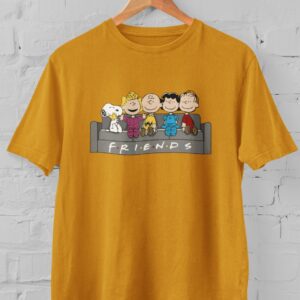 Kaos Unisex Snoopy & Geng Peanuts Duduk di Sofa ala FRIENDS | Desain Kartun Lucu Nostalgia | T-Shirt Couple Bestie Pop Culture | Kaos Persahabatan Snoopy Charlie Brown | Baju Gambar Unik Vintage Kekinian