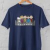 Kaos Unisex Snoopy & Geng Peanuts Duduk di Sofa ala FRIENDS | Desain Kartun Lucu Nostalgia | T-Shirt Couple Bestie Pop Culture | Kaos Persahabatan Snoopy Charlie Brown | Baju Gambar Unik Vintage Kekinian - Gambar 5