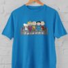Kaos Unisex Snoopy & Geng Peanuts Duduk di Sofa ala FRIENDS | Desain Kartun Lucu Nostalgia | T-Shirt Couple Bestie Pop Culture | Kaos Persahabatan Snoopy Charlie Brown | Baju Gambar Unik Vintage Kekinian - Gambar 9